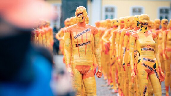 Installation mit Schaufensterpuppen zu Gleichberechtigung - Foto: Baumeister/unsplash